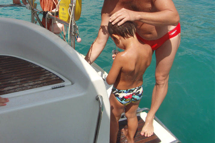 bambini in barca a vela