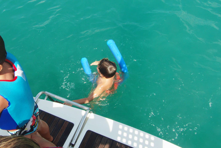 bambini in barca a vela