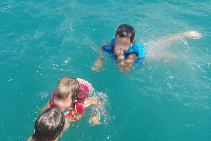 bambini in barca a vela